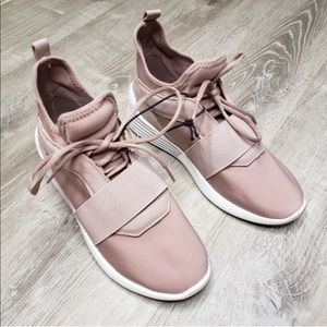 KENDALL + KYLIE Braydin Rose Pink Sneaker